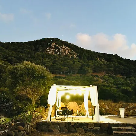 فيلة La Nera Isola di Ustica